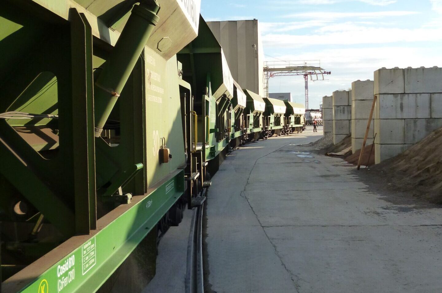 Kies und Zement kommt per Lastzug ins Werk. Das verringert den ökologischen Fussabdruck der saw gruppe.