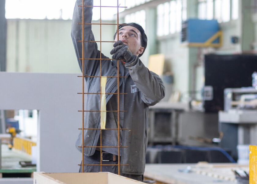 Blerian Ramadani macht aktuell seine Lehre bei der Stüssi Betonvorfabrikation AG in Dällikon ZH. Der Schweizerische Baumeisterverband hat ihn im Rahmen seiner Kampagne «bauberufe.ch» porträtiert.
