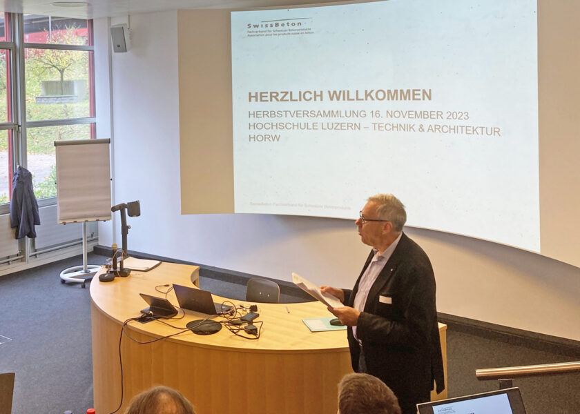 Ueli Büchi, Präsident von SwissBeton, begrüsst die Anwesenden an der Herbstversammlung 2023 in Horw.