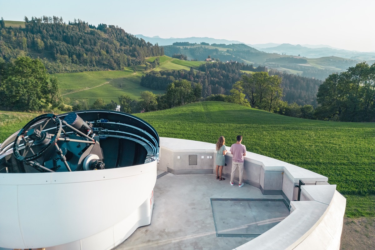 Durch einen Hügel und einen Naturpark von der Stadt Bern getrennt, eignet sich der Standort der Sternwarte optimal für die Beobachtung des Weltraums. Copyright: Space Eye